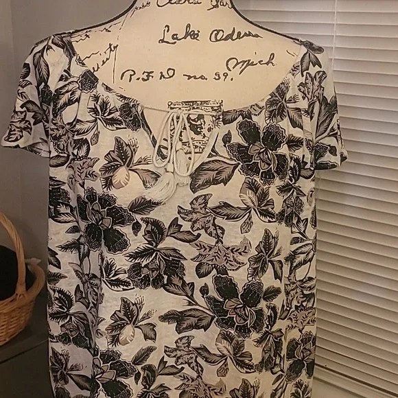 Old Navy Floral Top Large w/Key Hole Tassels - Picture 2 of 11